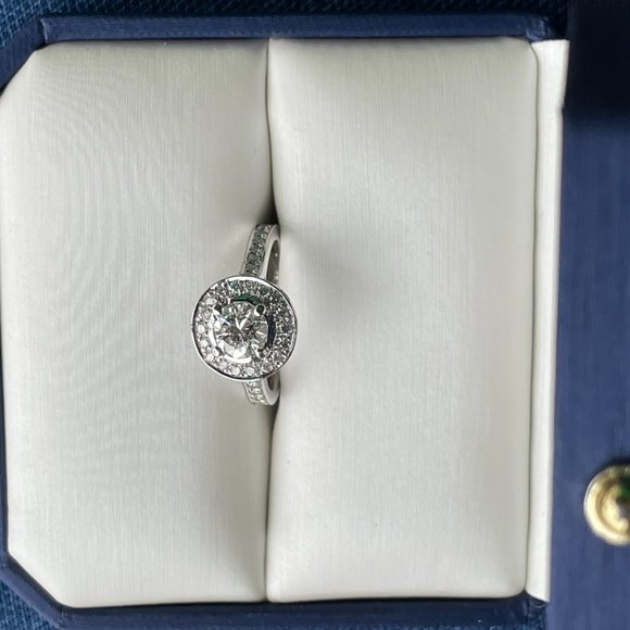 Gorgeous Round 0.80 carat Diamond Engagement Ring - Picture 3 of 6